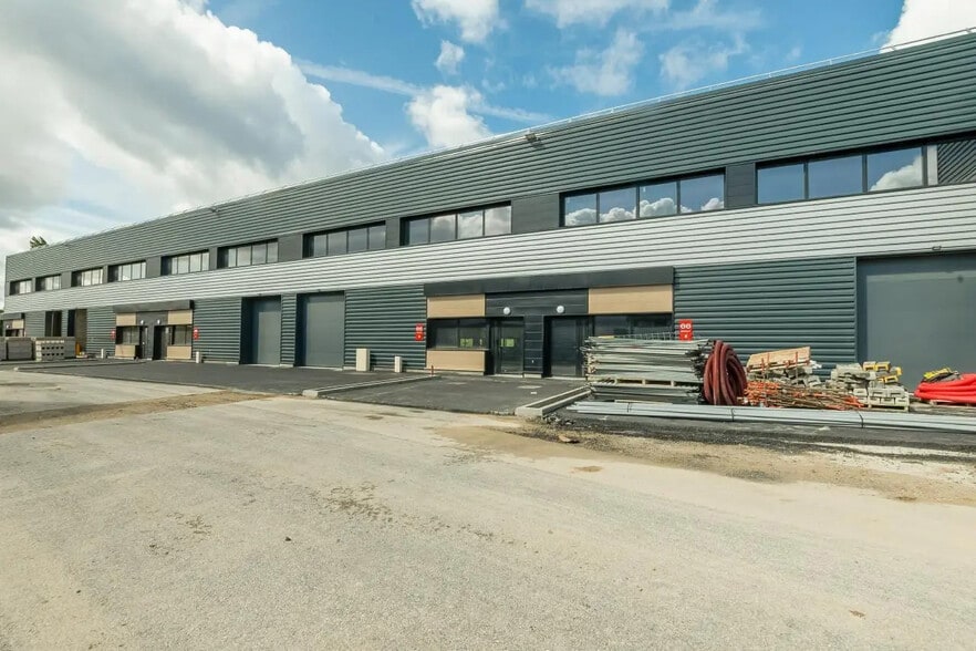 Local d’activités dans Aulnay-sous-Bois à louer - Photo de l’immeuble – Image 1 sur 6