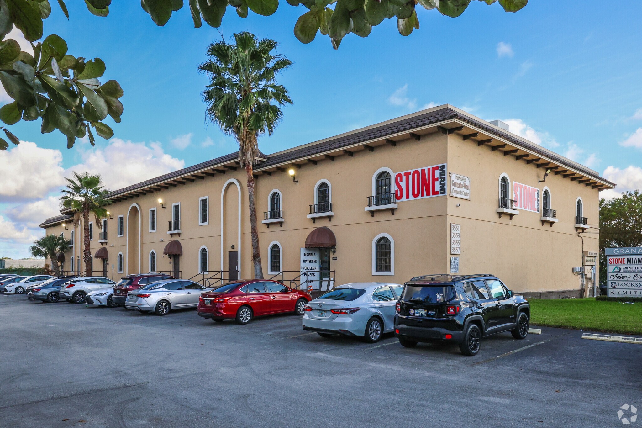 3551-3557 NW 79th Ave, Miami, FL à louer Photo de l’immeuble– Image 1 sur 4