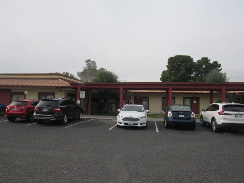 705 E Virginia Way, Barstow, CA à louer - Photo de l’immeuble – Image 2 sur 13