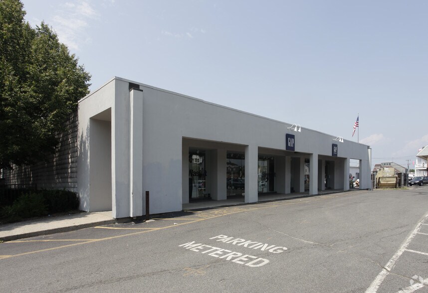 100 Arden Pl, Port Jefferson, NY à louer - Photo de l’immeuble – Image 3 sur 7