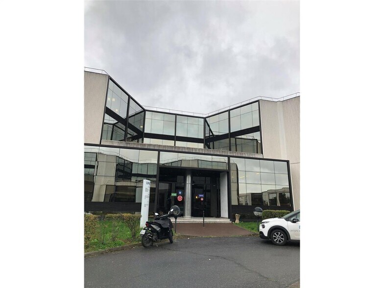 Local d'activités dans Argenteuil à vendre - Photo de l’immeuble – Image 3 sur 11
