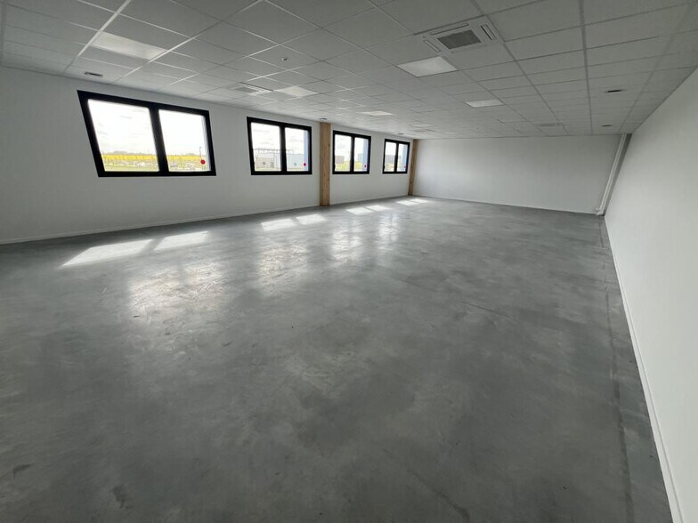 Bureau dans DOUVRES-LA-DÉLIVRANDE à vendre - Photo de l’immeuble – Image 1 sur 7