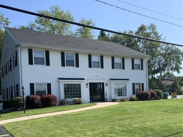 4680 W Bradley Rd, Brown Deer, WI à louer - Photo de l’immeuble – Image 1 sur 2