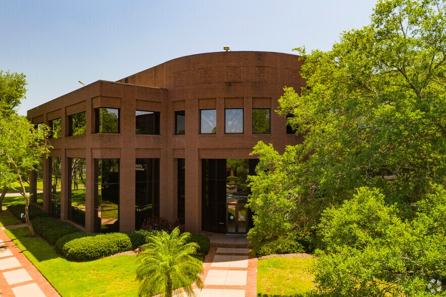 3922 Coconut Palm Dr, Tampa, FL à vendre - Photo de l’immeuble – Image 3 sur 7