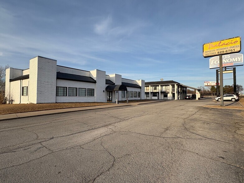 11521 E Skelly Dr, Tulsa, OK à vendre - Photo de l’immeuble – Image 2 sur 9