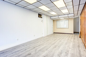 6110 Flushing Ave, Maspeth, NY à louer Photo intérieure– Image 2 sur 9