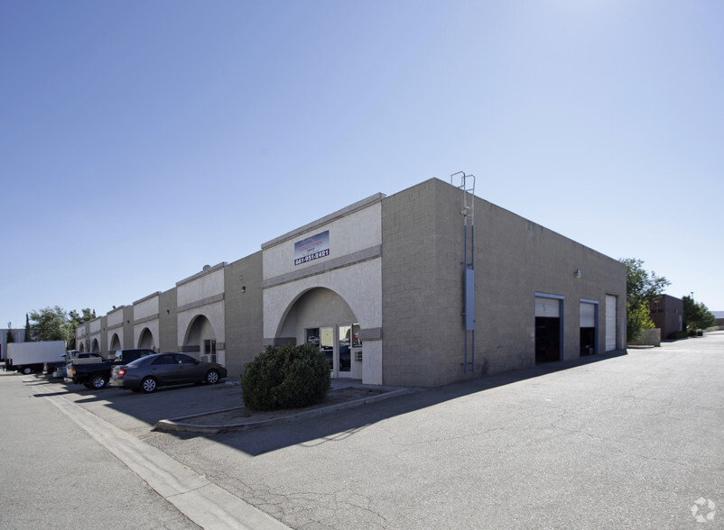 825 W Avenue L8, Lancaster, CA à louer - Photo principale – Image 1 sur 2