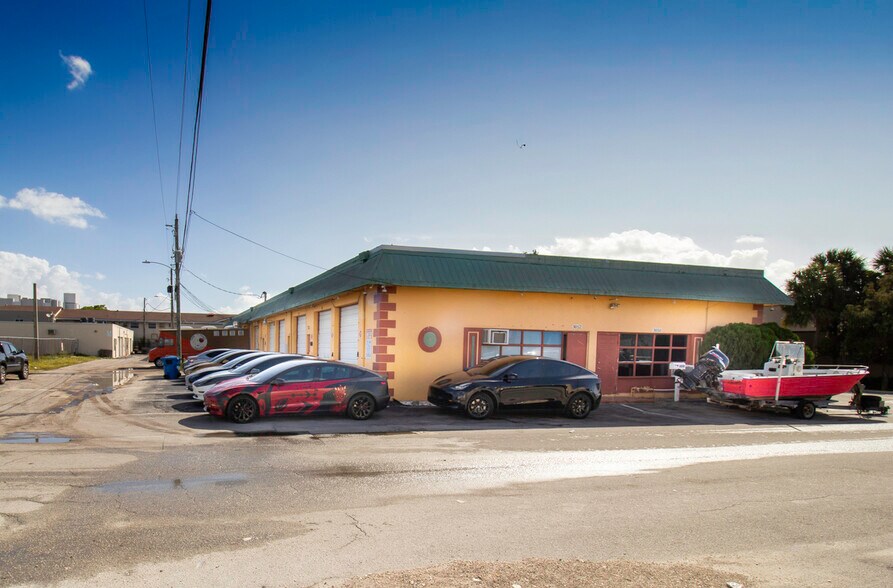 901-919 NE 30th Ct, Oakland Park, Oakland Park, FL à louer - Photo principale – Image 1 sur 14
