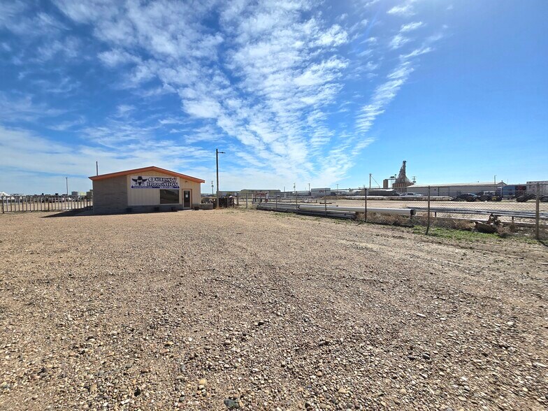 3490 Jones Ave, Garden City, KS à vendre - Photo de l’immeuble – Image 2 sur 17