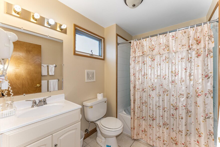 309 E Wall St, Eagle River, WI à vendre - Photo de l’immeuble – Image 3 sur 12