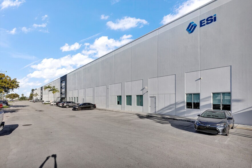 6735 NW 36th St, Miami, FL à louer - Photo de l’immeuble – Image 3 sur 5