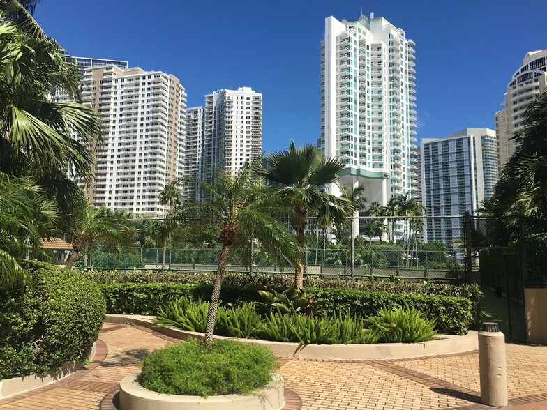 520 Brickell Key Dr, Miami, FL à louer - Photo de l’immeuble – Image 2 sur 7