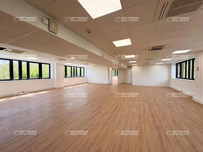 Plus de détails pour 12 Rue Du Fort De Saint-Cyr, Montigny-le-Bretonneux - Bureau à louer