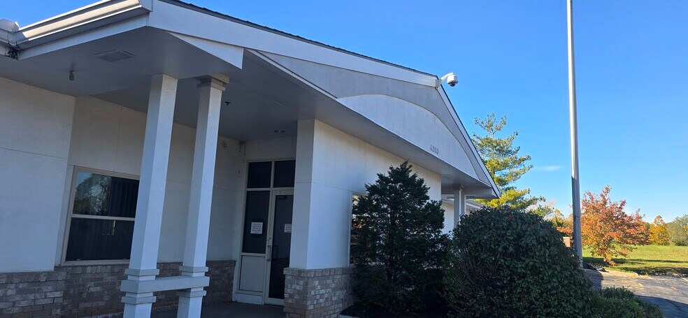 4240 S Lees Summit Rd, Independence, MO à louer - Photo de l’immeuble – Image 3 sur 17