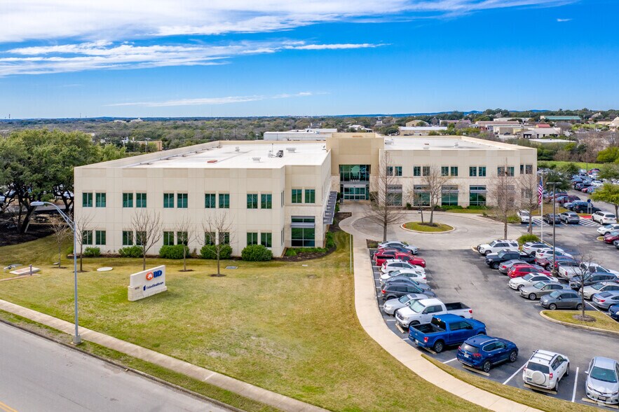 5859 Farinon Dr, San Antonio, TX à louer - Photo de l’immeuble – Image 2 sur 5