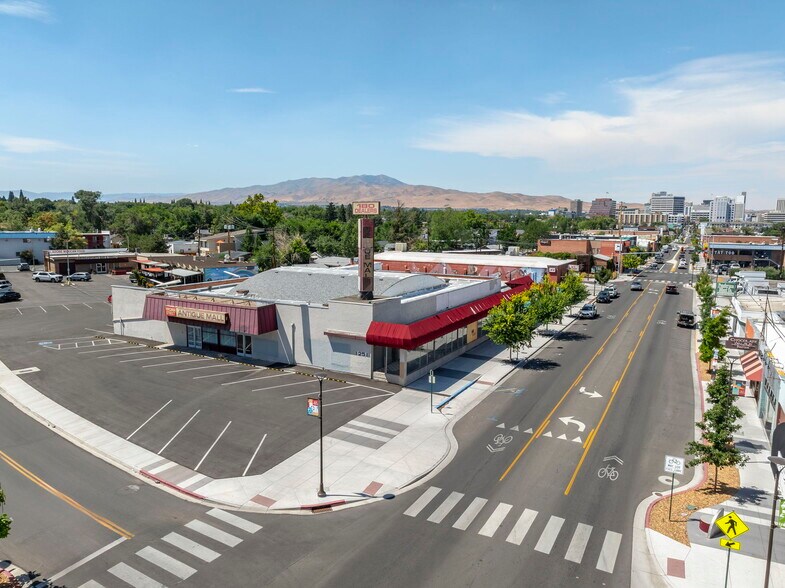 1251 S Virginia St, Reno, NV à vendre - Photo de l’immeuble – Image 3 sur 9