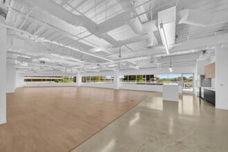 1301 Dove St, Newport Beach, CA à louer Photo de l’immeuble– Image 2 sur 3