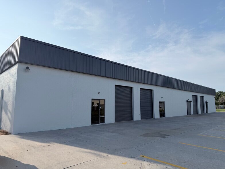 100 Commerce Way, Sanford, FL à louer - Photo de l’immeuble – Image 1 sur 8