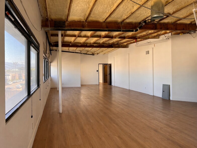 14732 Lull St, Van Nuys, CA à vendre - Photo de l’immeuble – Image 2 sur 11