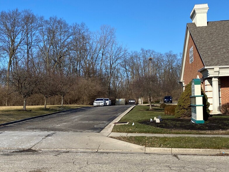 77 E Woodbury Dr, Dayton, OH à louer - Photo de l’immeuble – Image 3 sur 4