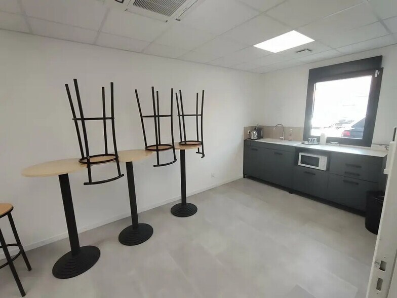 Local d'activités dans Vaulx-Milieu à vendre - Photo de l’immeuble – Image 3 sur 9