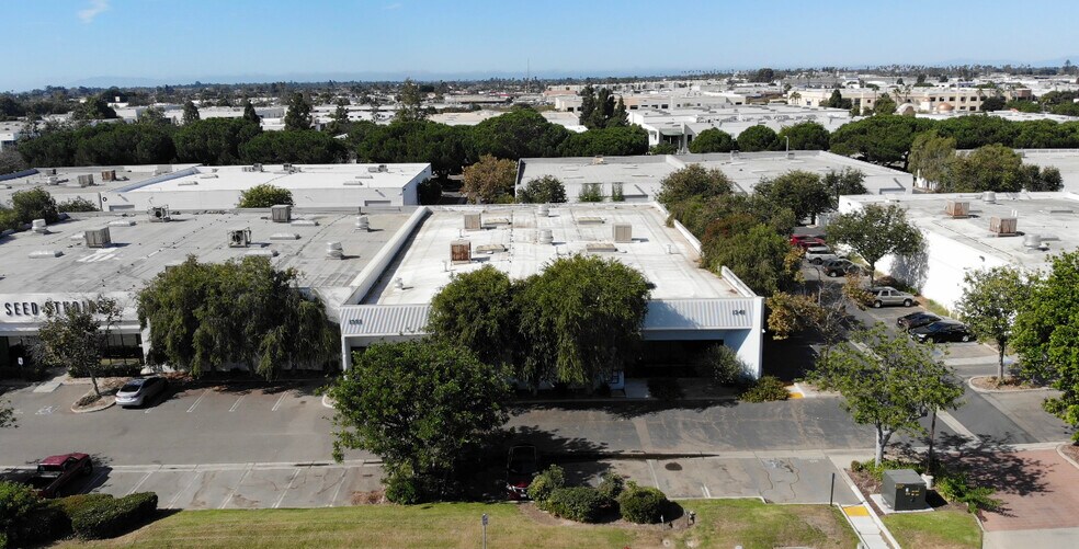 1200 Stellar Dr, Oxnard, CA à louer - Photo de l’immeuble – Image 3 sur 14