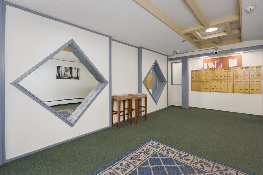 254 3rd St W, North Vancouver, BC à vendre - Photo de l’immeuble – Image 3 sur 13
