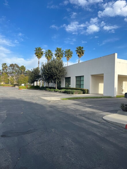 30605 Avenida de las Flores, Rancho Santa Margarita, CA à louer - Photo de l’immeuble – Image 3 sur 10