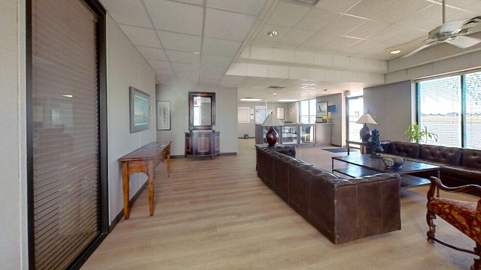 901 Veterans Airpark Ln, Midland, TX à louer - Photo de l’immeuble – Image 3 sur 9