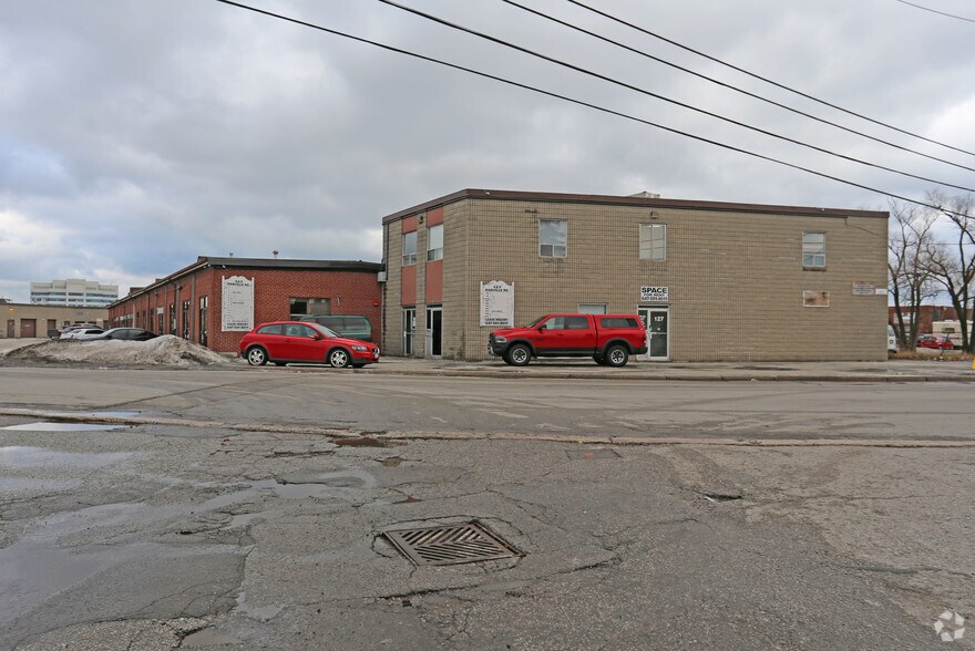 127 Manville Rd, Toronto, ON à louer - Photo principale – Image 1 sur 11