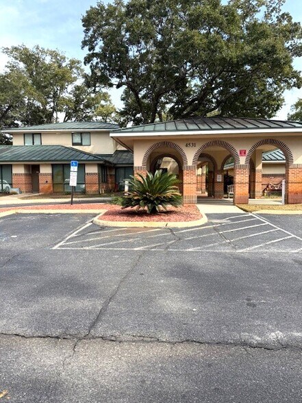 4531 N Davis Hwy, Pensacola, FL à louer - Photo principale – Image 1 sur 20