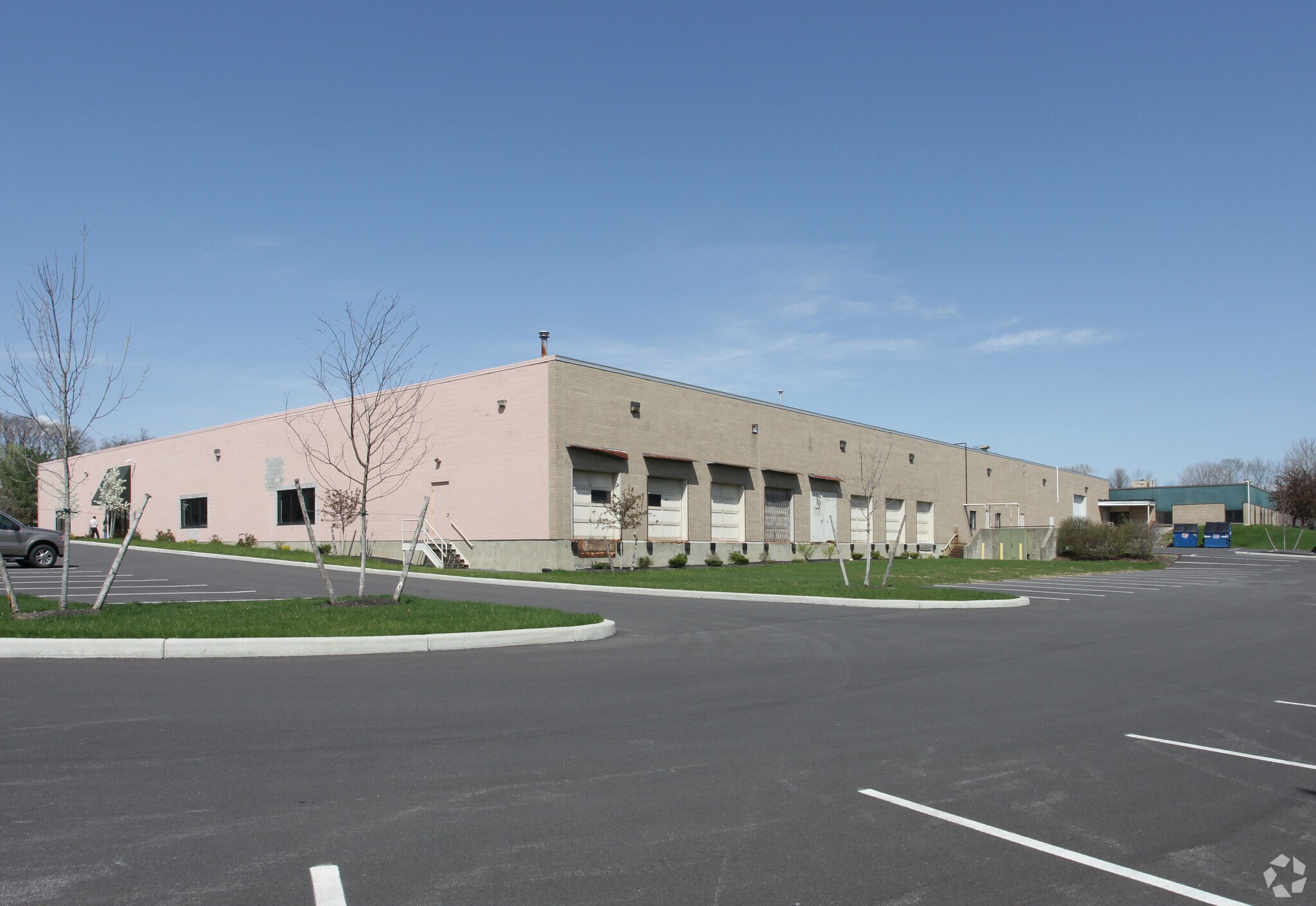 6 British American Blvd, Latham, NY à louer Photo principale– Image 1 sur 18