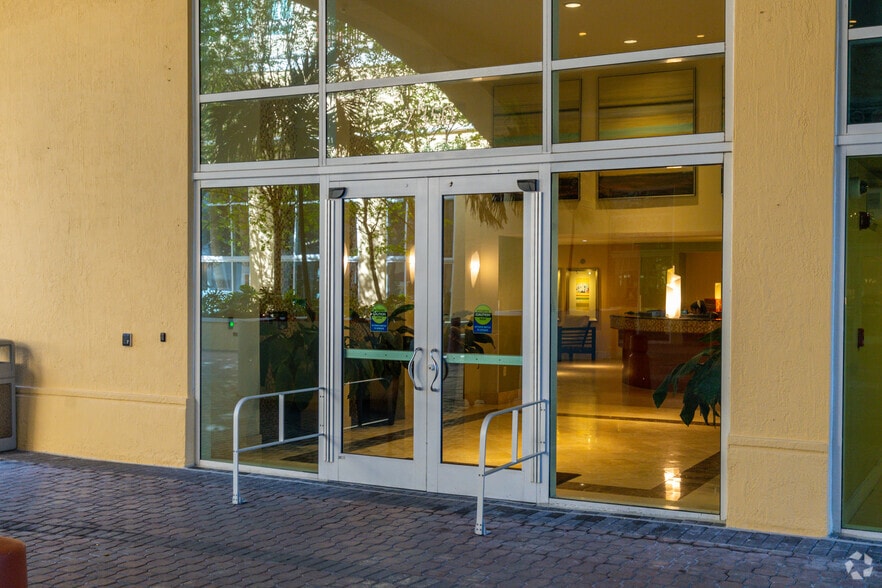 7350 SW 89th St, Miami, FL à louer - Photo de l’immeuble – Image 3 sur 9