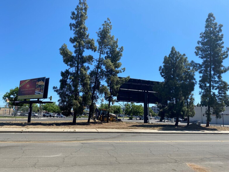 75 N Blackstone Ave, Fresno, CA à louer - Photo de l’immeuble – Image 2 sur 6