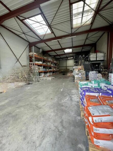 Local commercial dans Ormes à louer - Photo de l’immeuble – Image 3 sur 7