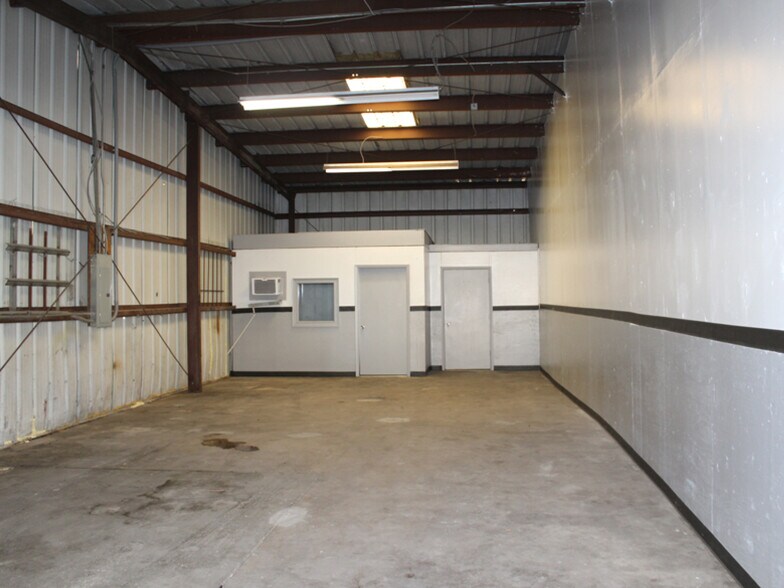 13215 N Nebraska Ave, Tampa, FL à louer - Photo de l’immeuble – Image 3 sur 7