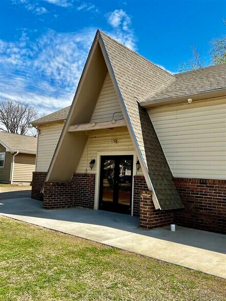 206 N 2nd St, Tonkawa, OK à vendre - Photo de l’immeuble – Image 2 sur 9