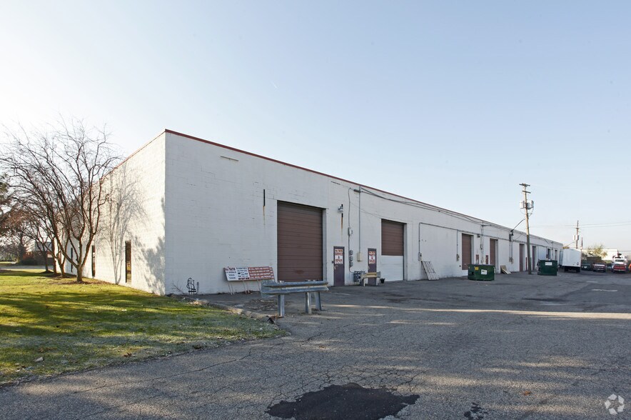 12250-12264 Universal Dr, Taylor, MI à louer - Photo de l’immeuble – Image 3 sur 27