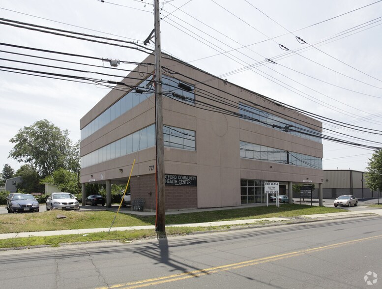727 Honeyspot Rd, Stratford, CT à louer - Photo de l’immeuble – Image 3 sur 9