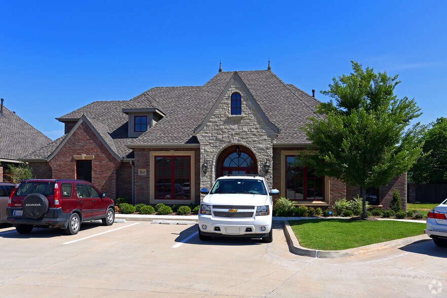 841 E 33rd, Edmond, OK à vendre - Photo de l’immeuble – Image 3 sur 4