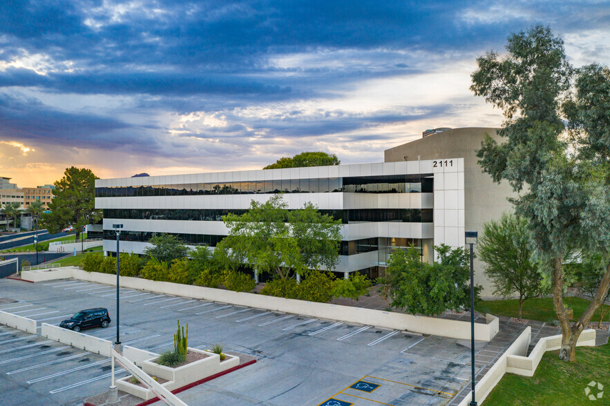 2111 E Highland Ave, Phoenix, AZ à louer - Photo de l’immeuble – Image 3 sur 8