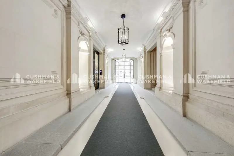 51-55 Avenue Montaigne, Paris à louer - Photo de l’immeuble – Image 3 sur 12