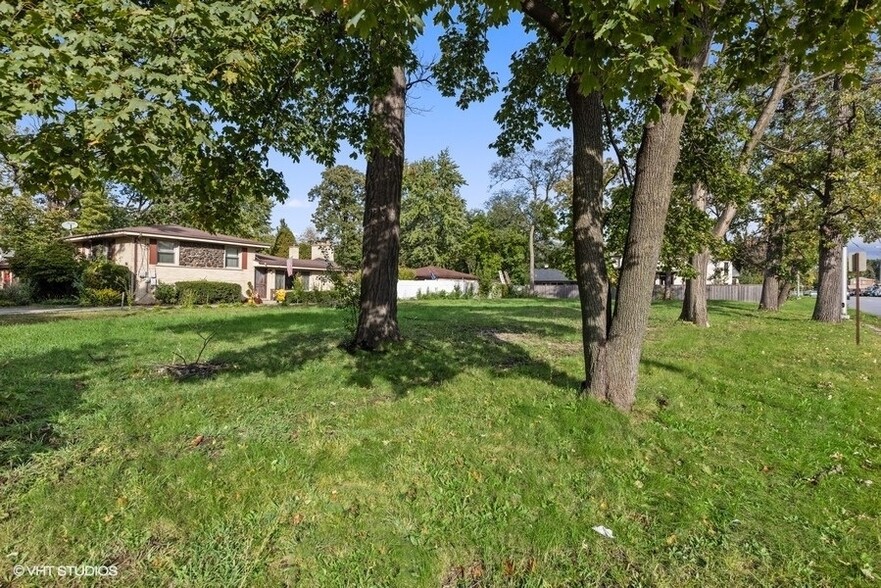 295 N Shady Ln, Elmhurst, IL à louer - Photo de l’immeuble – Image 2 sur 8