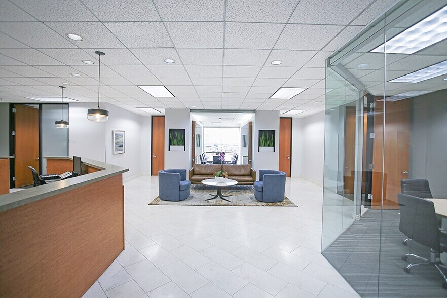 7700 Irvine Center Dr, Irvine, CA à louer - Photo principale – Image 1 sur 6