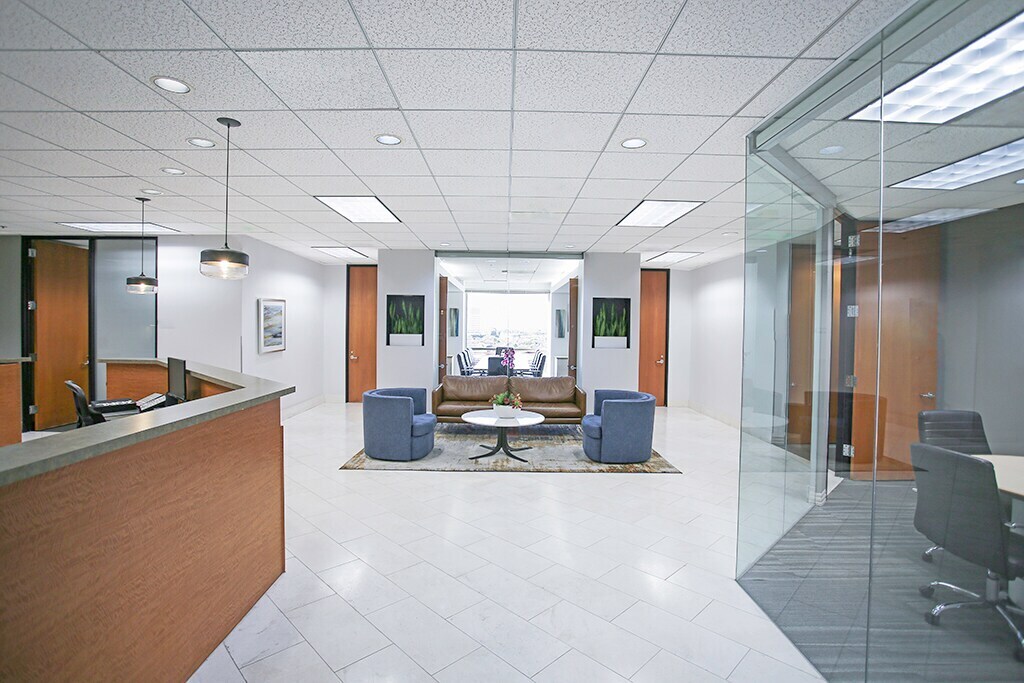 7700 Irvine Center Dr, Irvine, CA à louer Photo principale– Image 1 sur 7