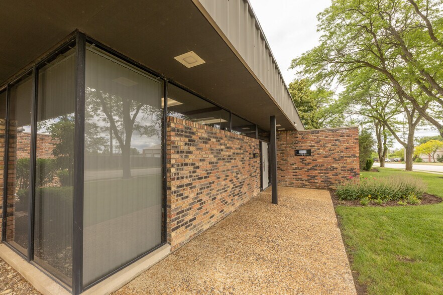 450 S Wheeling Rd, Wheeling, IL à vendre - Photo de l’immeuble – Image 2 sur 6