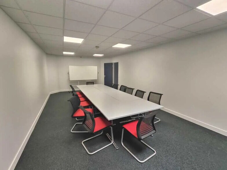 Local d'activités dans Égly à vendre - Photo de l’immeuble – Image 3 sur 9