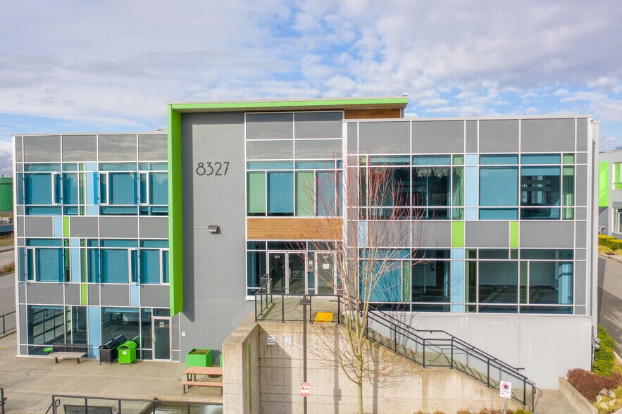 8327 Eastlake Dr, Burnaby, BC à louer - Photo de l’immeuble – Image 3 sur 7