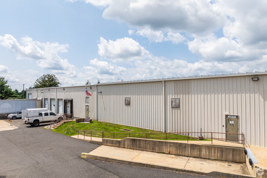 130 Penn Am Dr, Quakertown, PA à vendre - Photo de l’immeuble – Image 3 sur 8