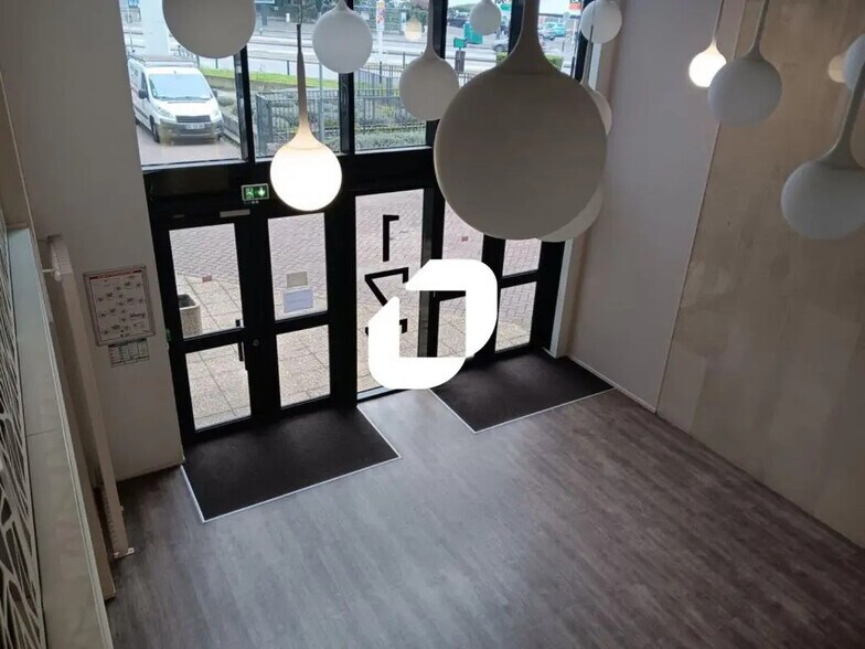 Bureau dans Nanterre à vendre - Hall d’entrée – Image 2 sur 10